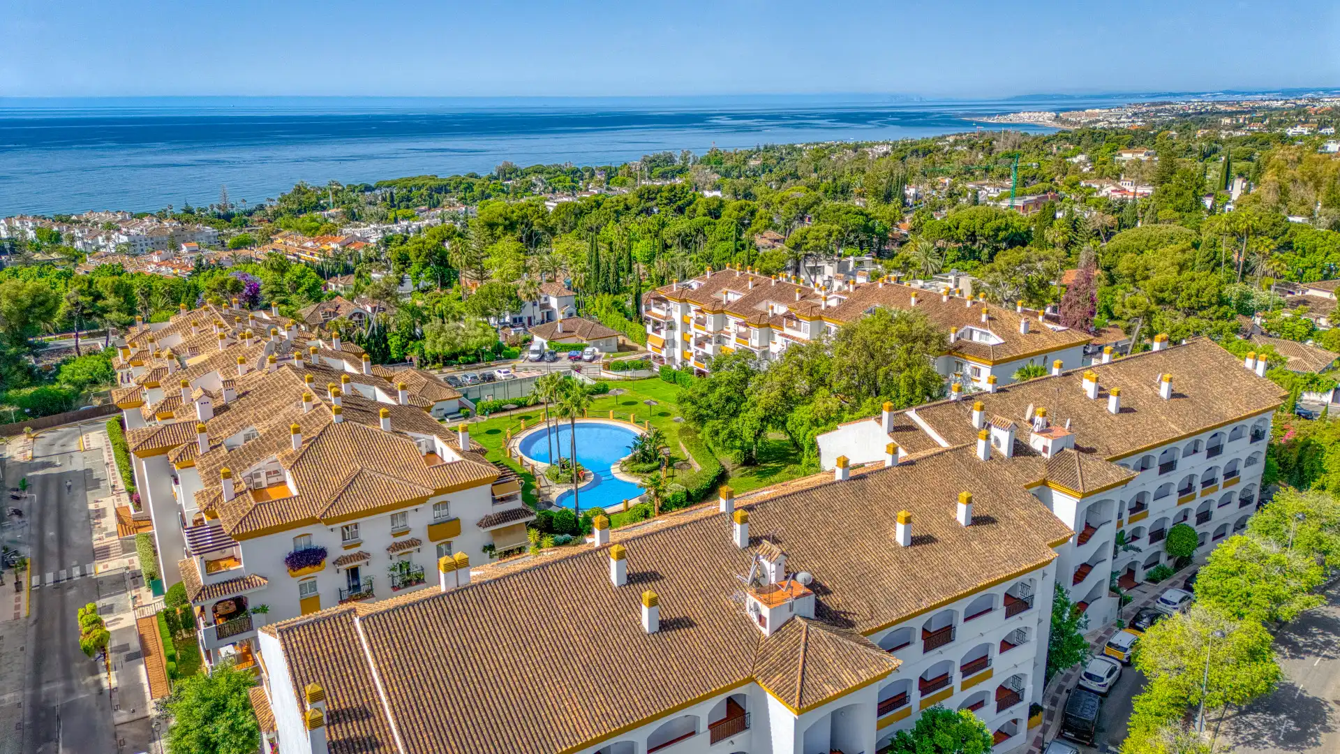 Vista exterior de Planta baixa en venda en Marbella amb Aire condicionat, Jardí privat i Terrassa