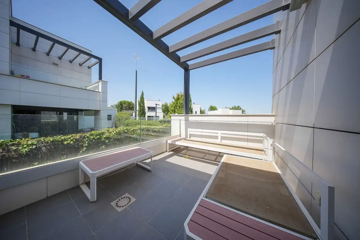 Terrassa de Casa o xalet en venda en Las Rozas de Madrid amb Aire condicionat, Calefacció i Jardí privat
