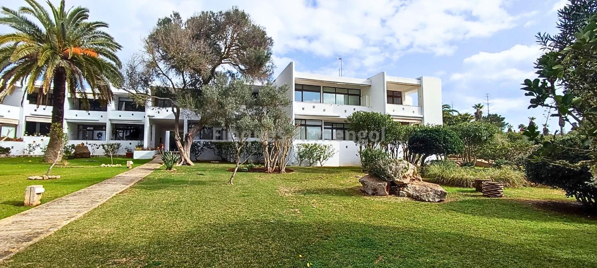 Vista exterior de Apartamento en venta en Sant Lluís con Aire acondicionado, Terraza y Piscina comunitaria