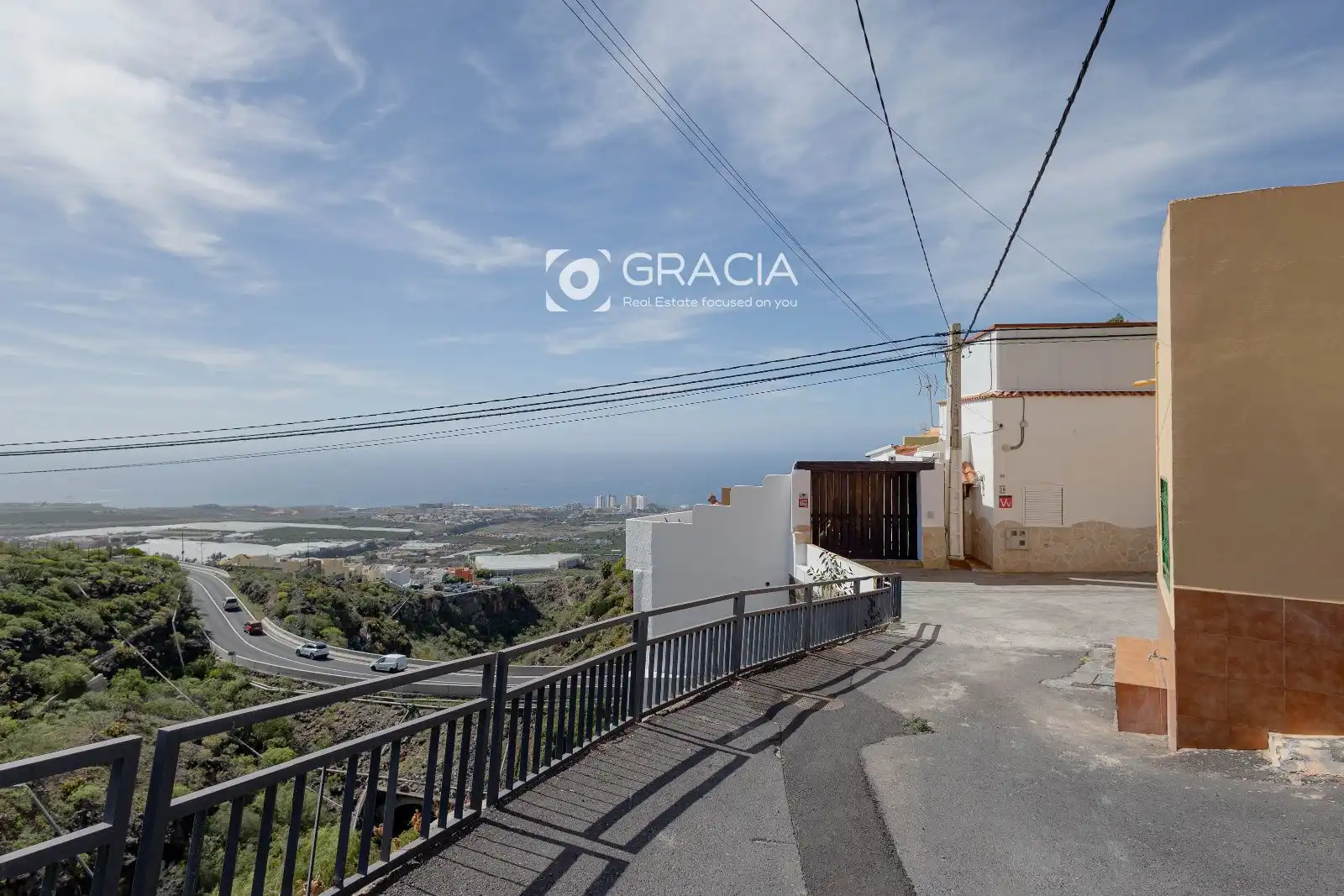 Vista exterior de Casa adosada en venda en Adeje amb Jardí privat, Terrassa i Traster