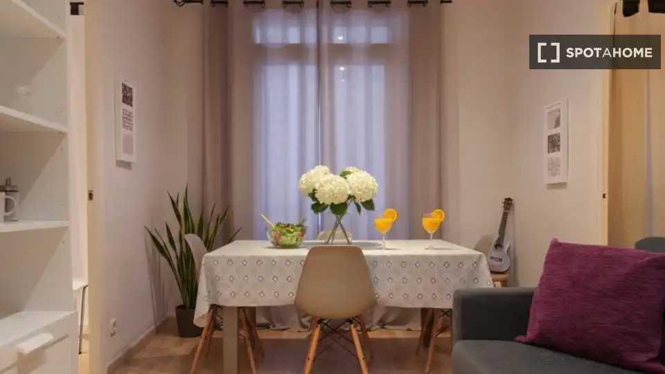 Dining room of Flat for rent in Barcelona  with Air Conditioner, Heating and Furnished