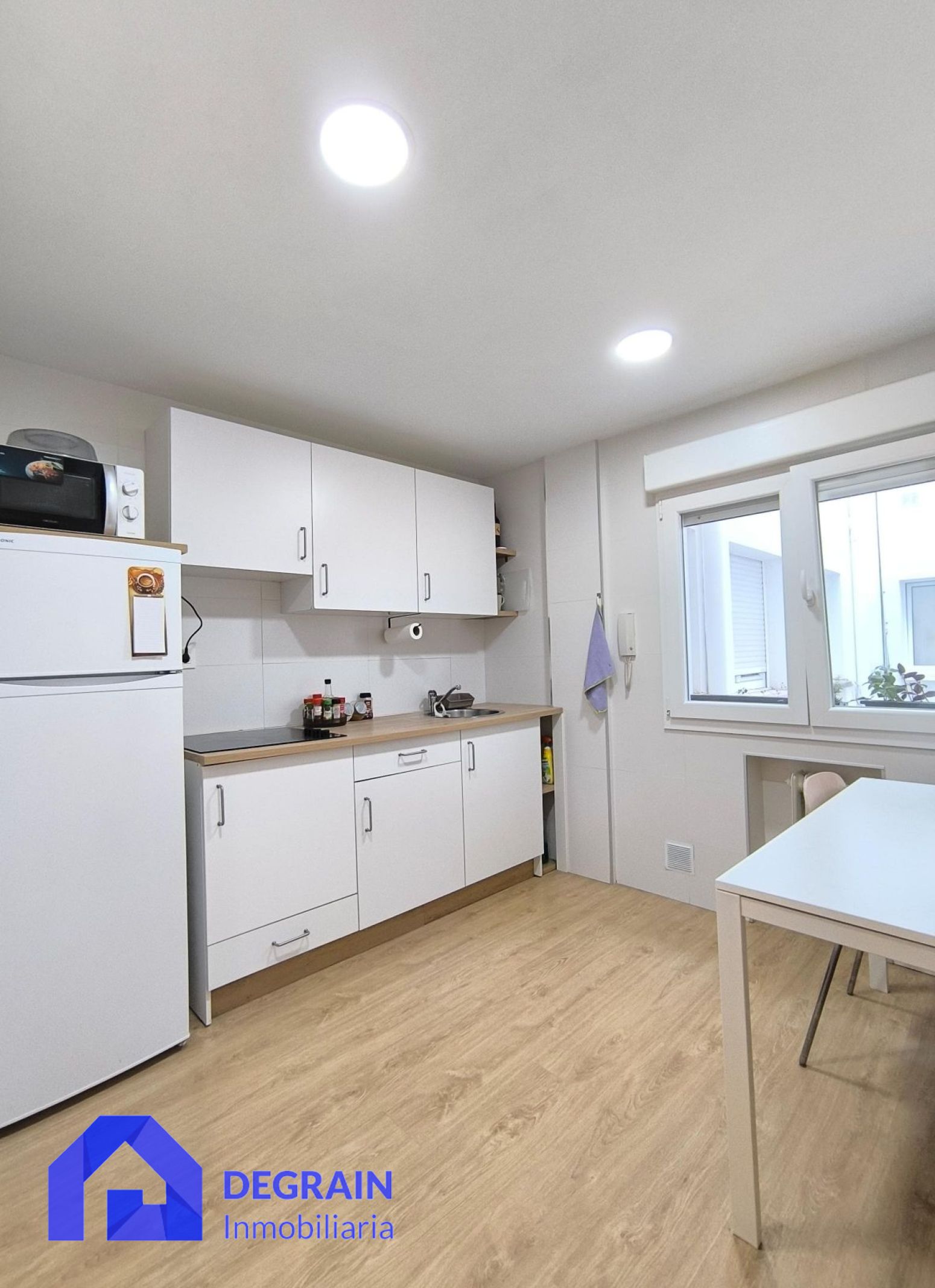 Cuina de Pis en venda en Oviedo  amb Calefacció