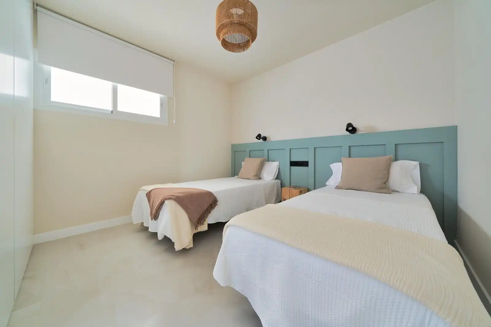 Dormitori de Apartament de lloguer en Benalmádena amb Aire condicionat, Terrassa i Moblat