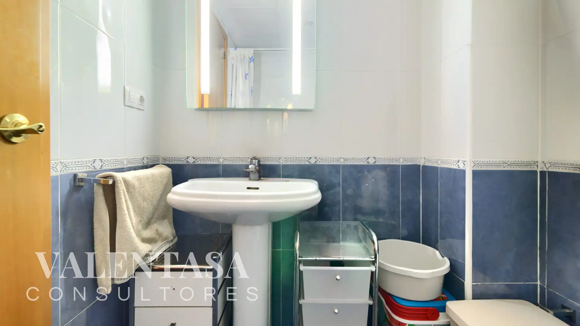 Bathroom of Flat for sale in Valencia  with Furnished and Community pool