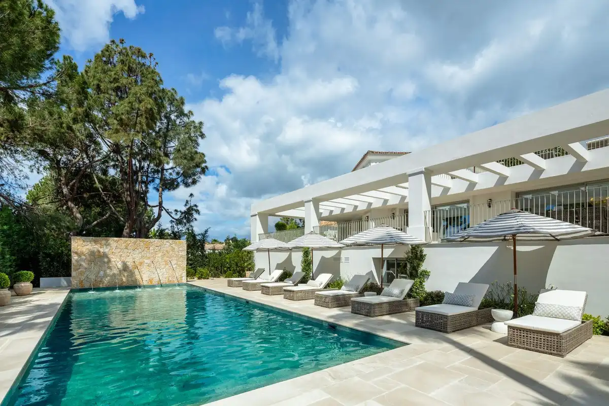 Schwimmbecken von Haus oder Chalet zum Verkauf in Marbella mit Klimaanlage, Privatgarten und Terrasse