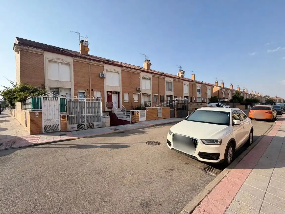 Vista exterior de Casa o xalet en venda en Azuqueca de Henares amb Aire condicionat, Calefacció i Terrassa