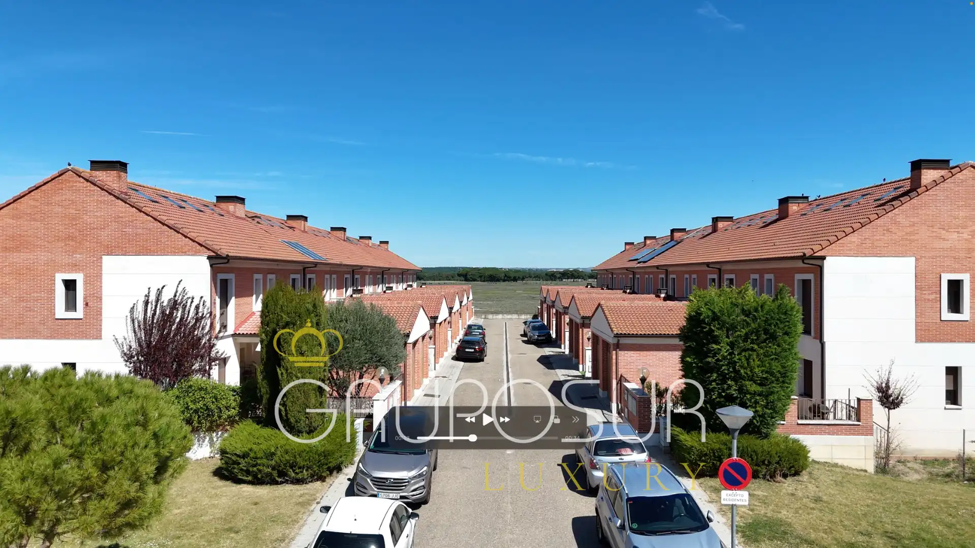 Außenansicht von Einfamilien-Reihenhaus zum Verkauf in Aldeamayor de San Martín mit Heizung, Privatgarten und Parkett