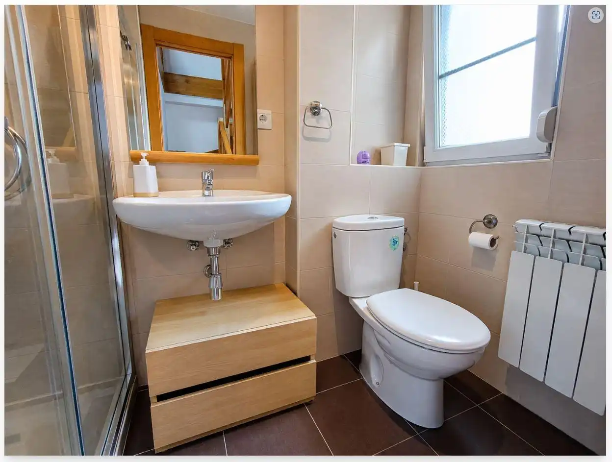 Baño de Casa adosada en venta en Santillana del Mar con Calefacción, Jardín privado y Trastero