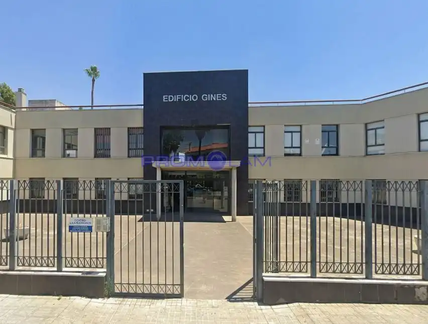 Außenansicht von Garage zum Verkauf in Gines