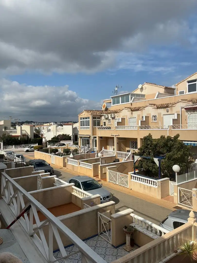 Vista exterior de Casa o xalet en venda en Orihuela amb Jardí privat, Terrassa i Piscina