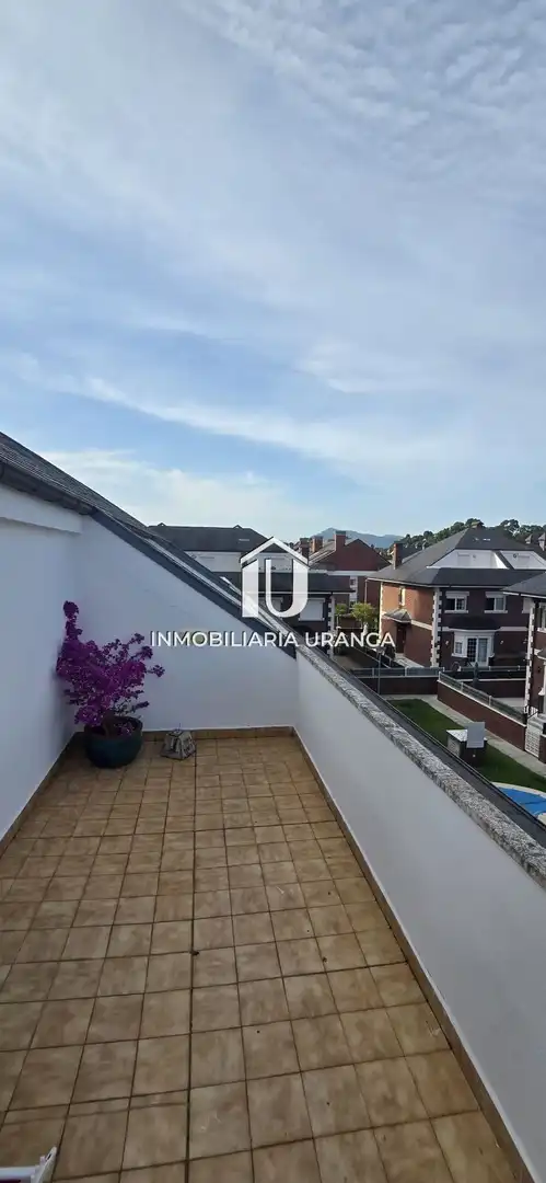 Vista exterior de Casa o chalet en venta en Laredo con Calefacción, Terraza y Amueblado