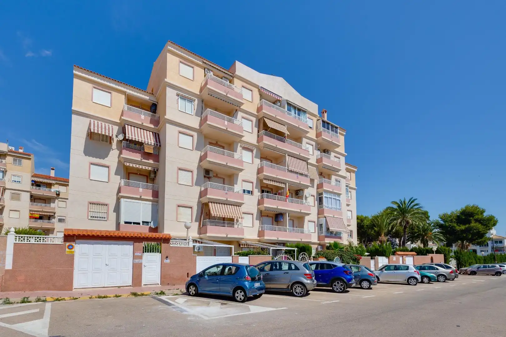 Vista exterior de Apartamento en venta en Torrevieja con Terraza, Amueblado y Piscina comunitaria