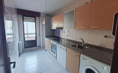 Cuina de Apartament en venda en León Capital  amb Calefacció, Parquet i Terrassa