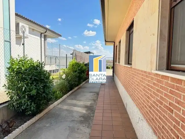 Vista exterior de Casa o xalet en venda en Moraleja del Vino amb Aire condicionat, Calefacció i Jardí privat