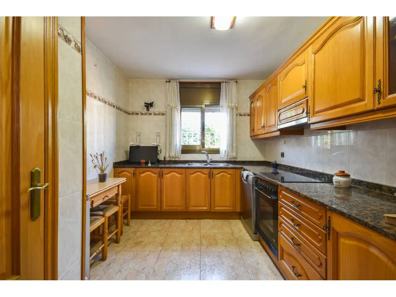 Cocina de Casa o chalet en venta en Santa Perpètua de Mogoda con Aire acondicionado, Calefacción y Jardín privado