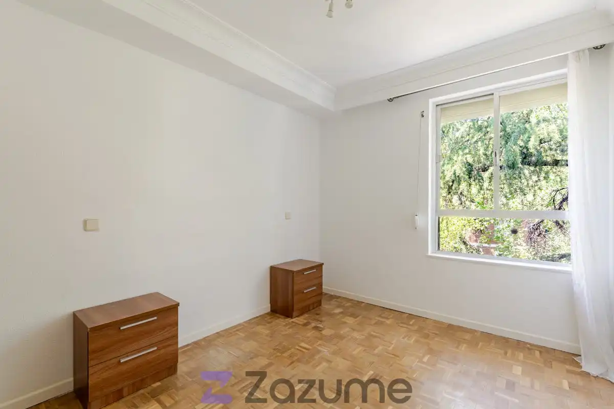 Schlafzimmer von Dachboden zur Miete in Madrid mit Klimaanlage, Heizung und Parkett