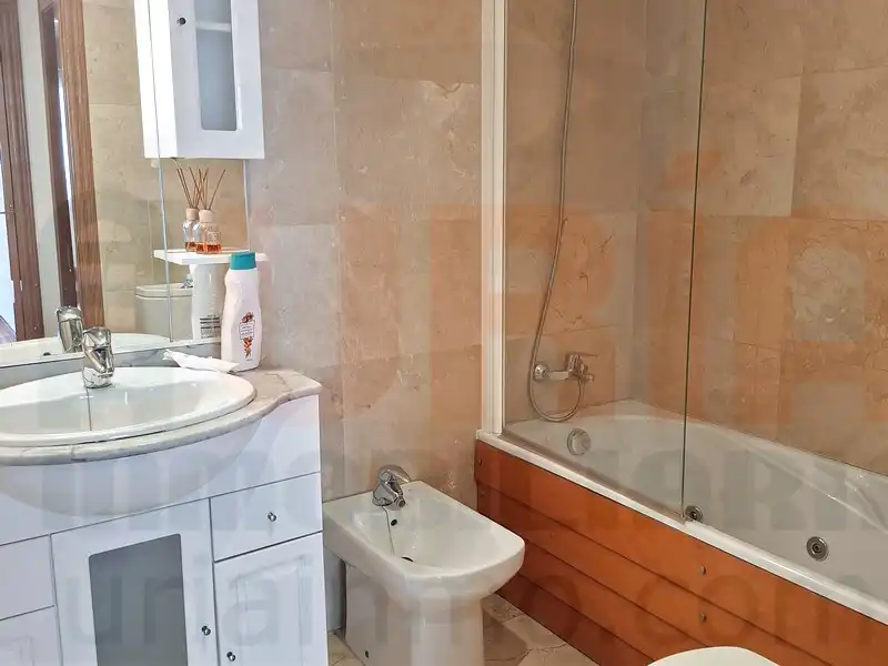 Bany de Pis en venda en Oviedo  amb Calefacció, Terrassa i Traster