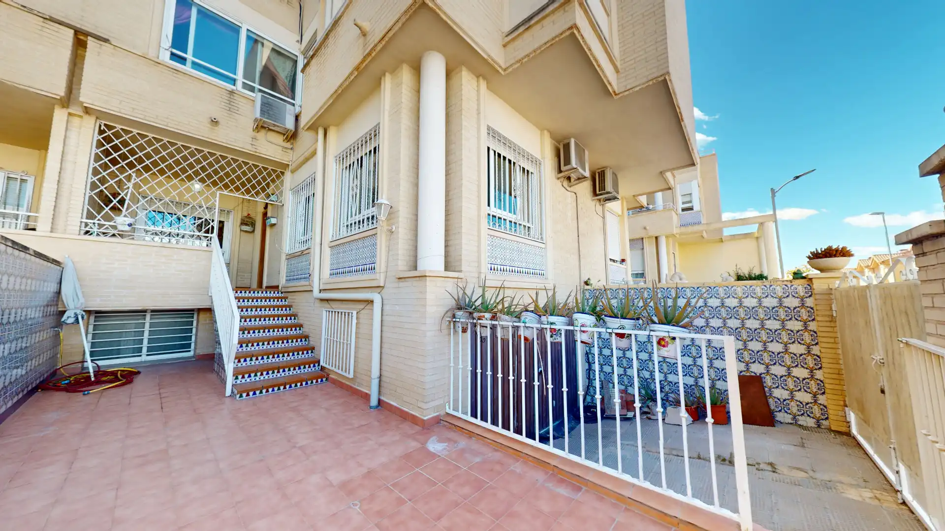 Vista exterior de Casa adosada en venda en Elda amb Aire condicionat, Terrassa i Traster