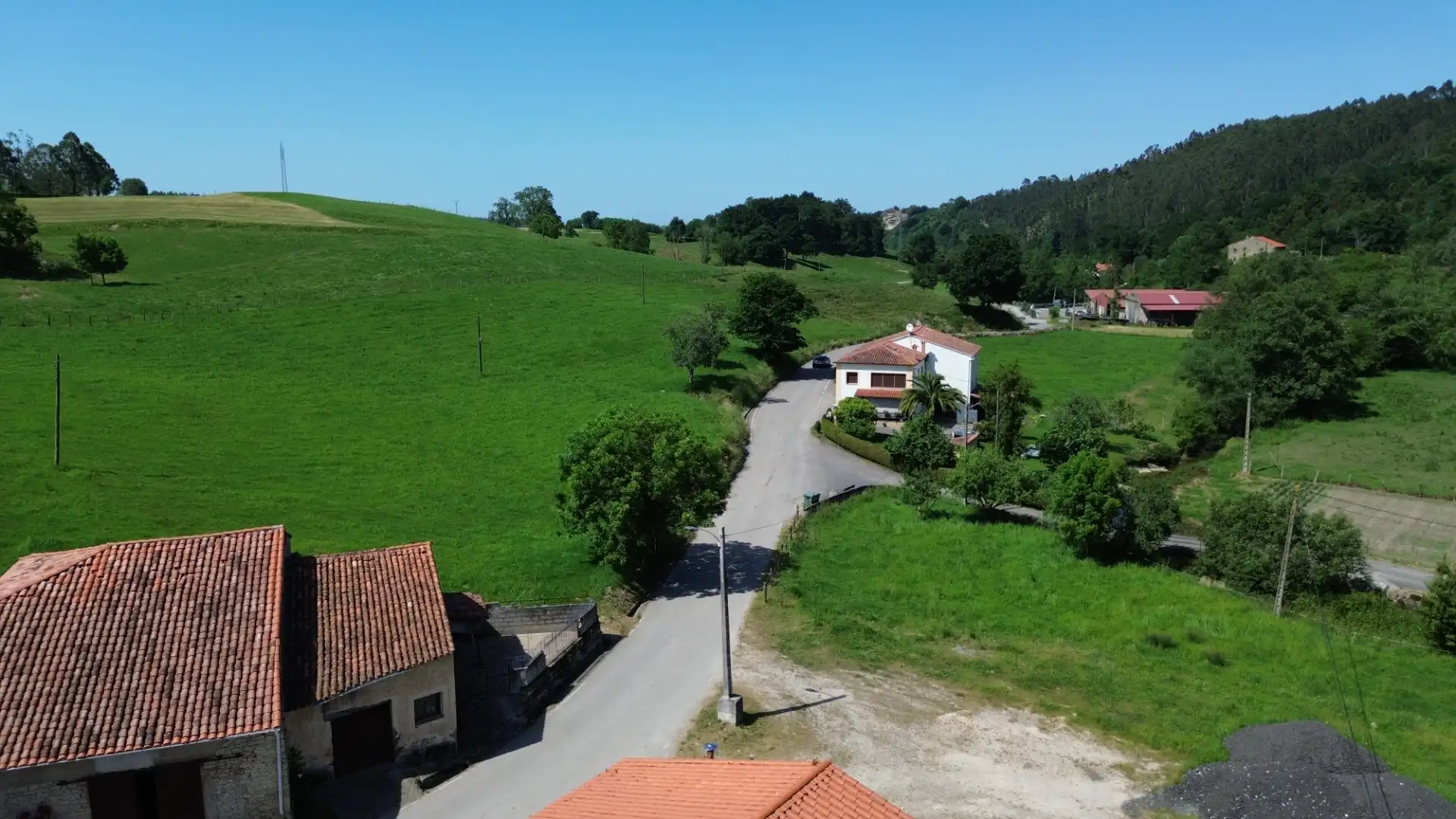 Vista exterior de Casa adosada en venta en San Vicente de la Barquera con Jardín privado y Balcón