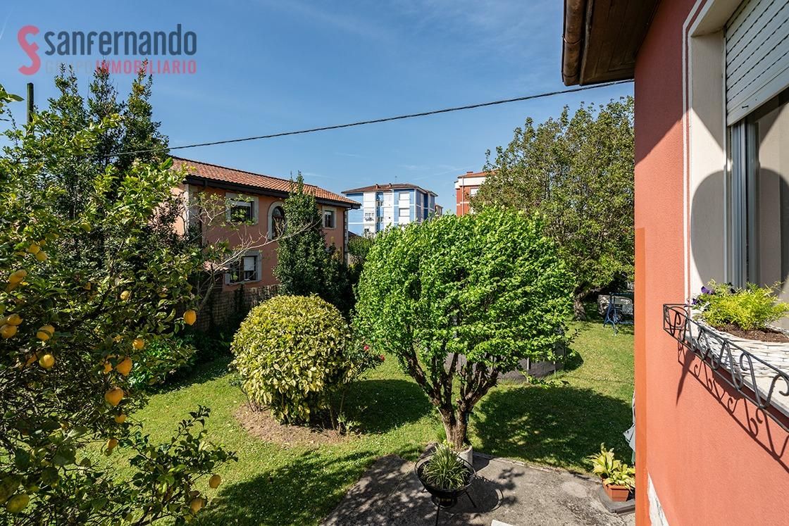 Jardí de Casa o xalet en venda en Torrelavega  amb Calefacció, Terrassa i Traster