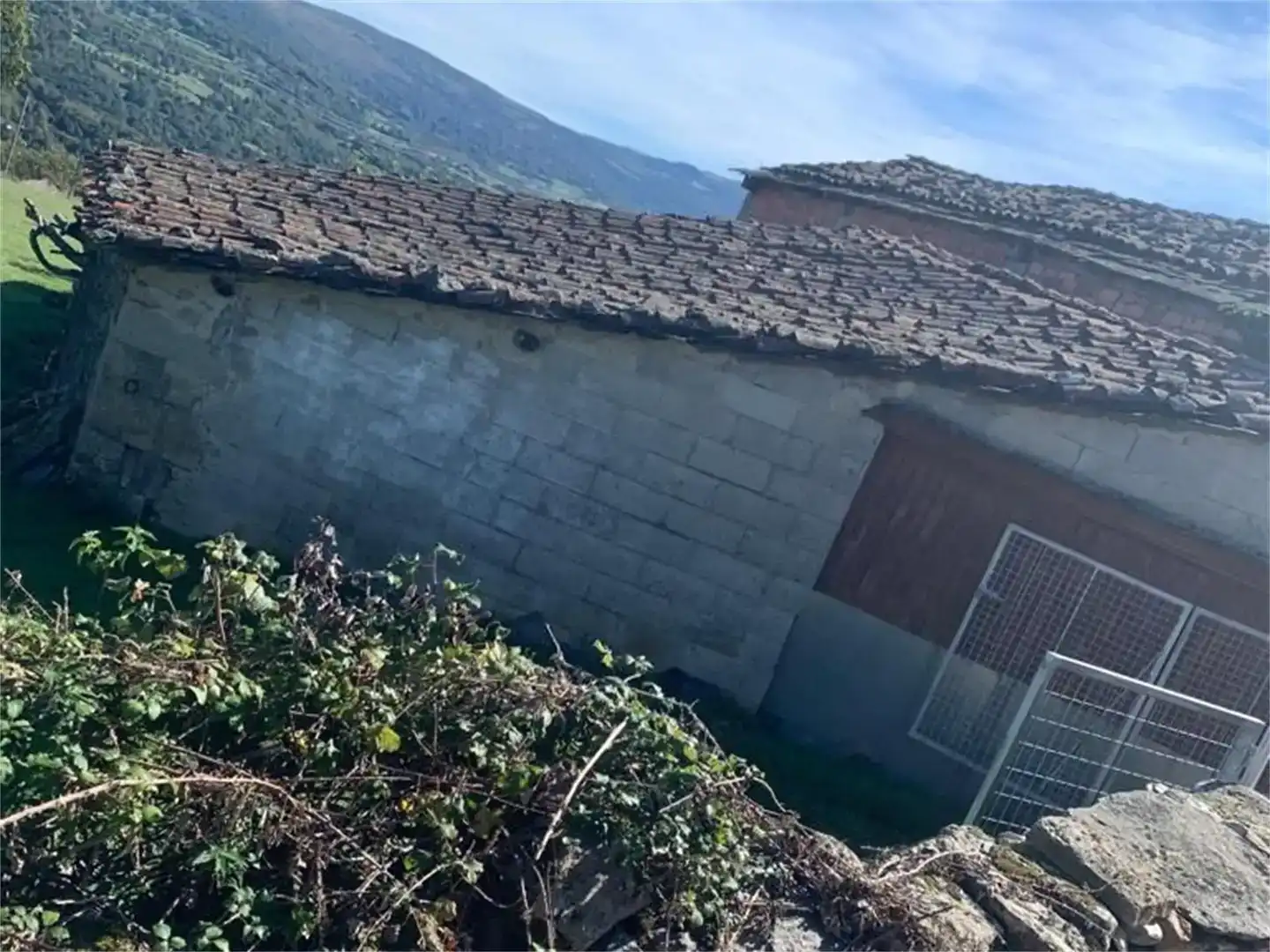 Casa adosada en venda en Viana do Bolo amb Jardí privat, Traster i Moblat
