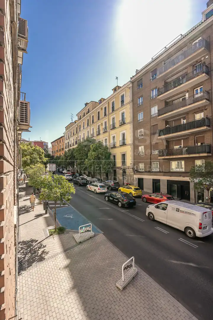 Vista exterior de Piso en venta en Madrid con Calefacción