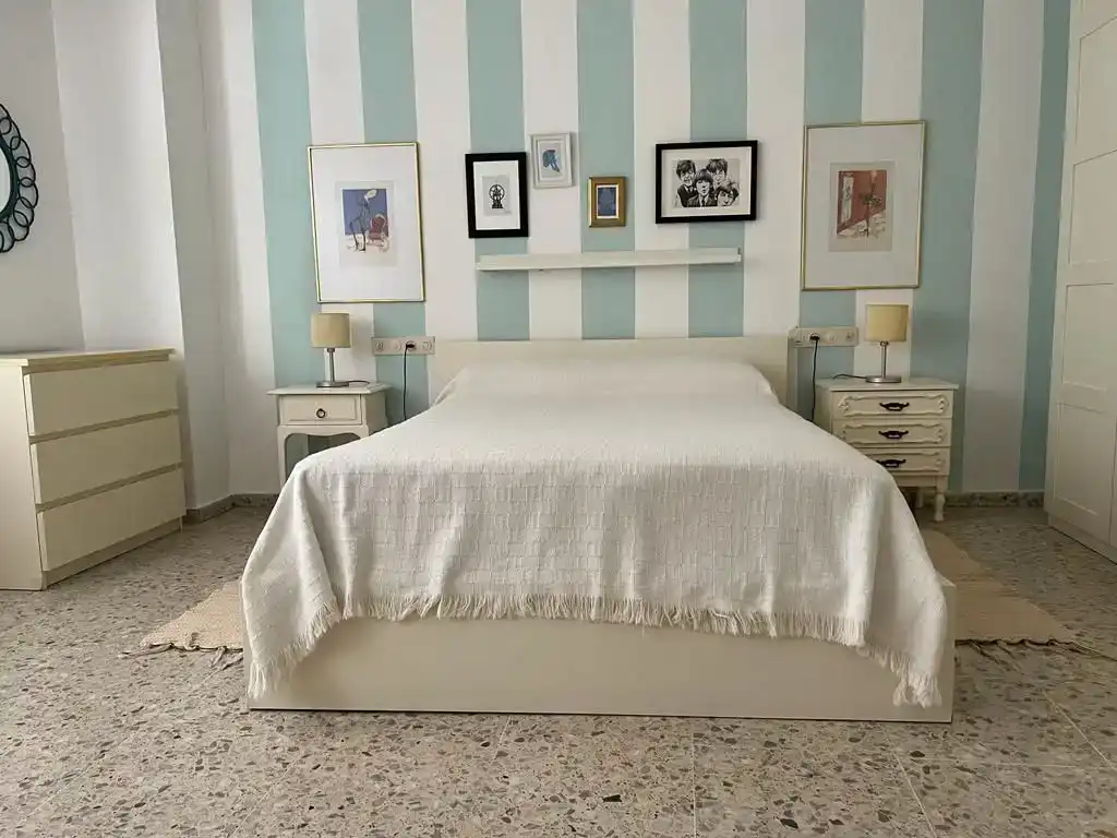 Dormitori de Pis de lloguer en Motril amb Aire condicionat i Balcó