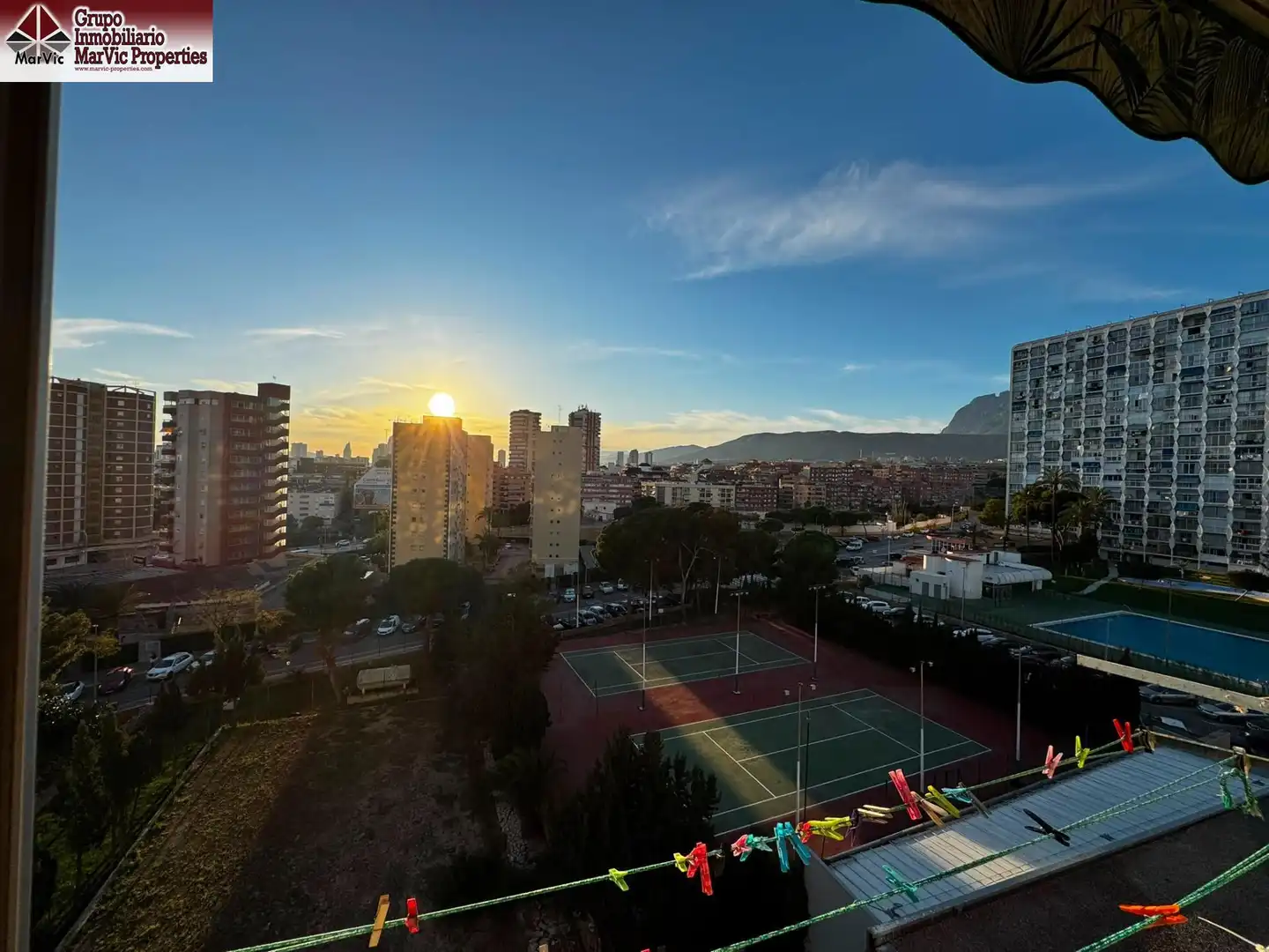 Vista exterior de Estudi en venda en Benidorm amb Jardí privat, Moblat i Piscina comunitària