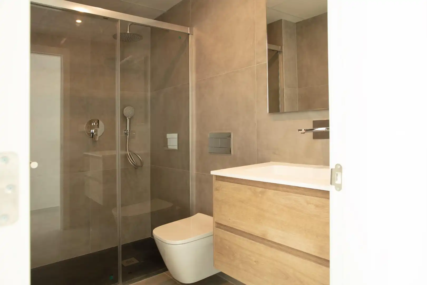 Baño de Casa adosada de alquiler en Rocafort con Aire acondicionado, Calefacción y Jardín privado