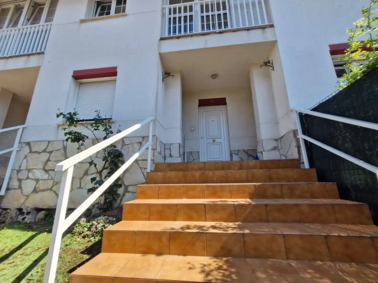 Außenansicht von Einfamilien-Reihenhaus zur Miete in Polanco mit Heizung, Privatgarten und Terrasse