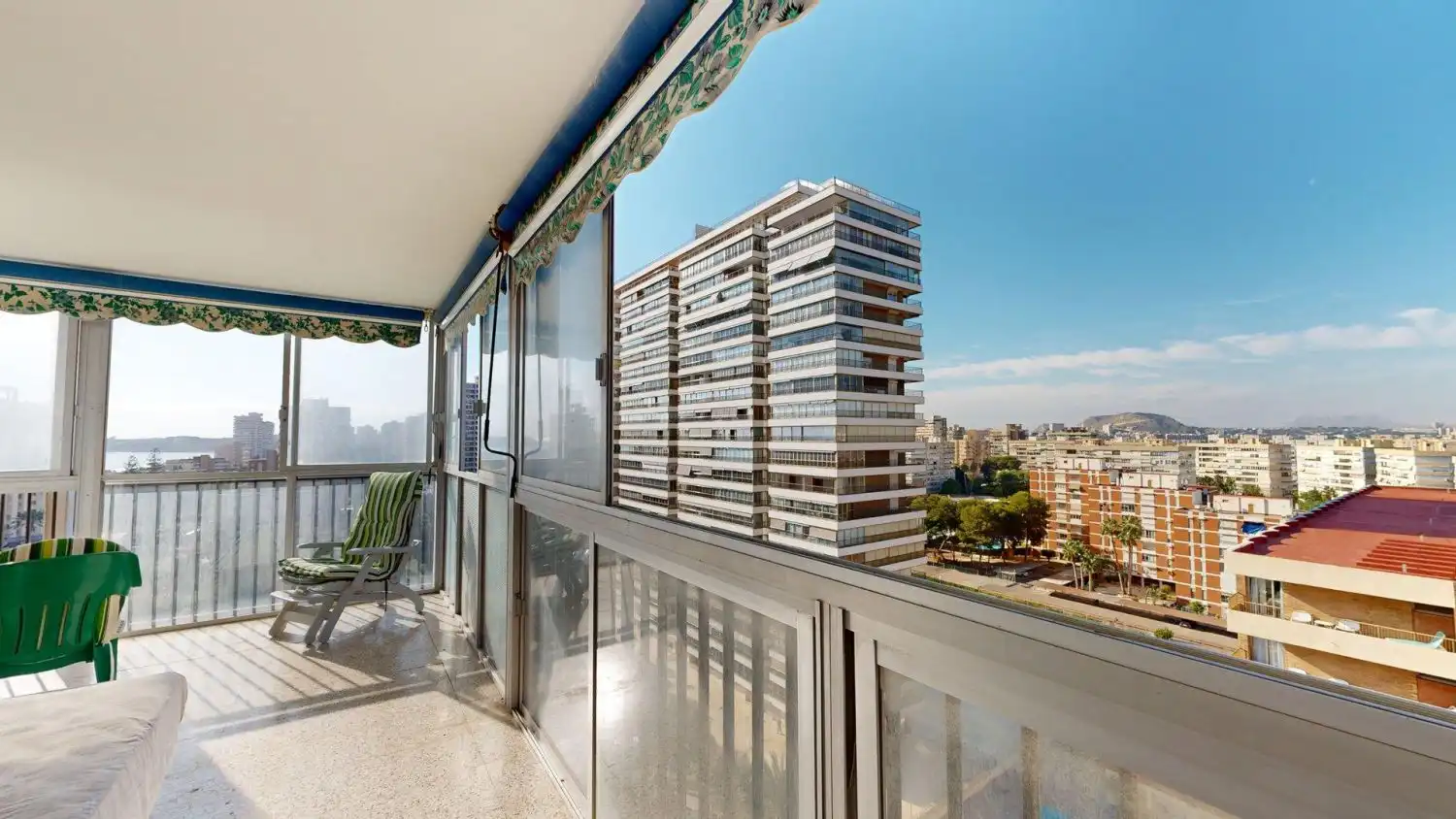 Außenansicht von Wohnungen zum Verkauf in Alicante / Alacant mit Terrasse und Balkon