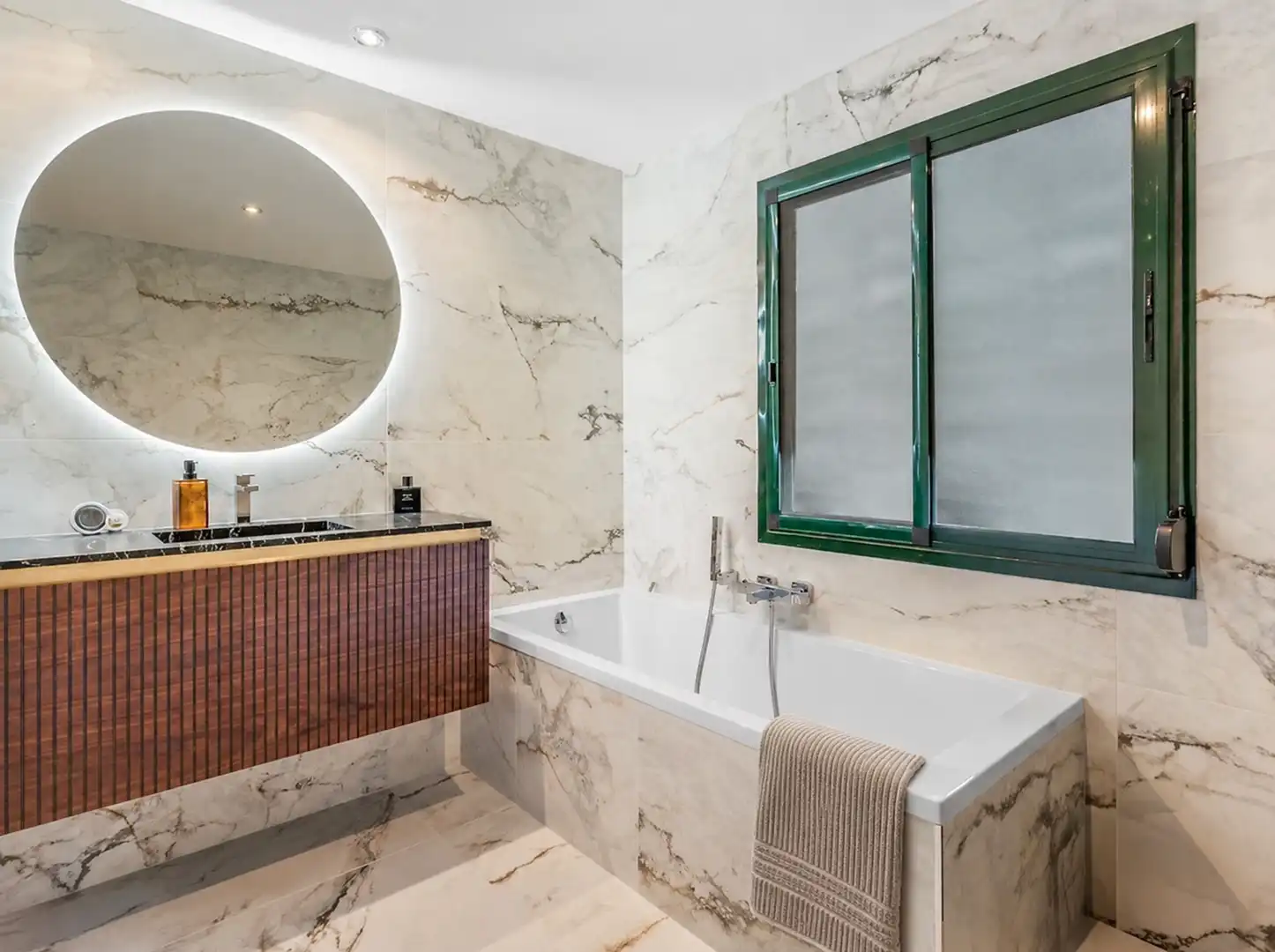 Bathroom of Apartments for sale in Benahavís  with Terrace and Balcony
