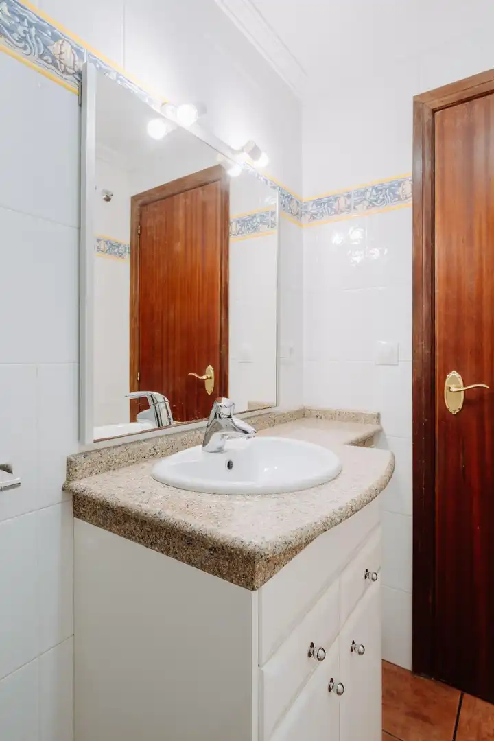 Badezimmer von Wohnung zum Verkauf in Alicante / Alacant mit Klimaanlage, Heizung und Terrasse