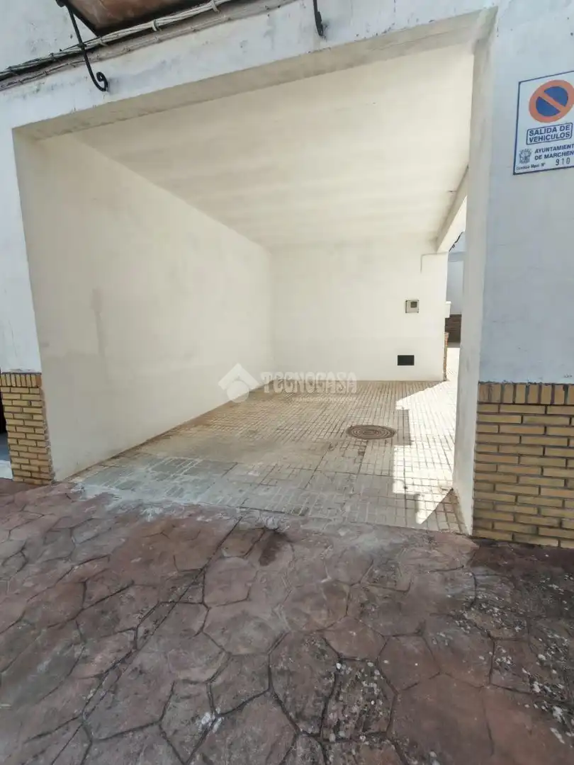Casa adosada en venda en Marchena amb Aire condicionat