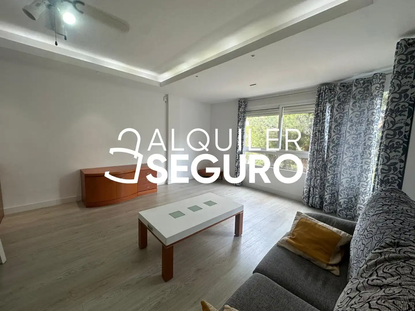 Living room of Flat for rent in Torrent  with Air Conditioner, Terrace and Furnished
