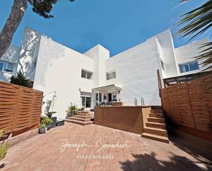 Vista exterior de Casa adosada en venda en Castelldefels amb Aire condicionat, Calefacció i Jardí privat