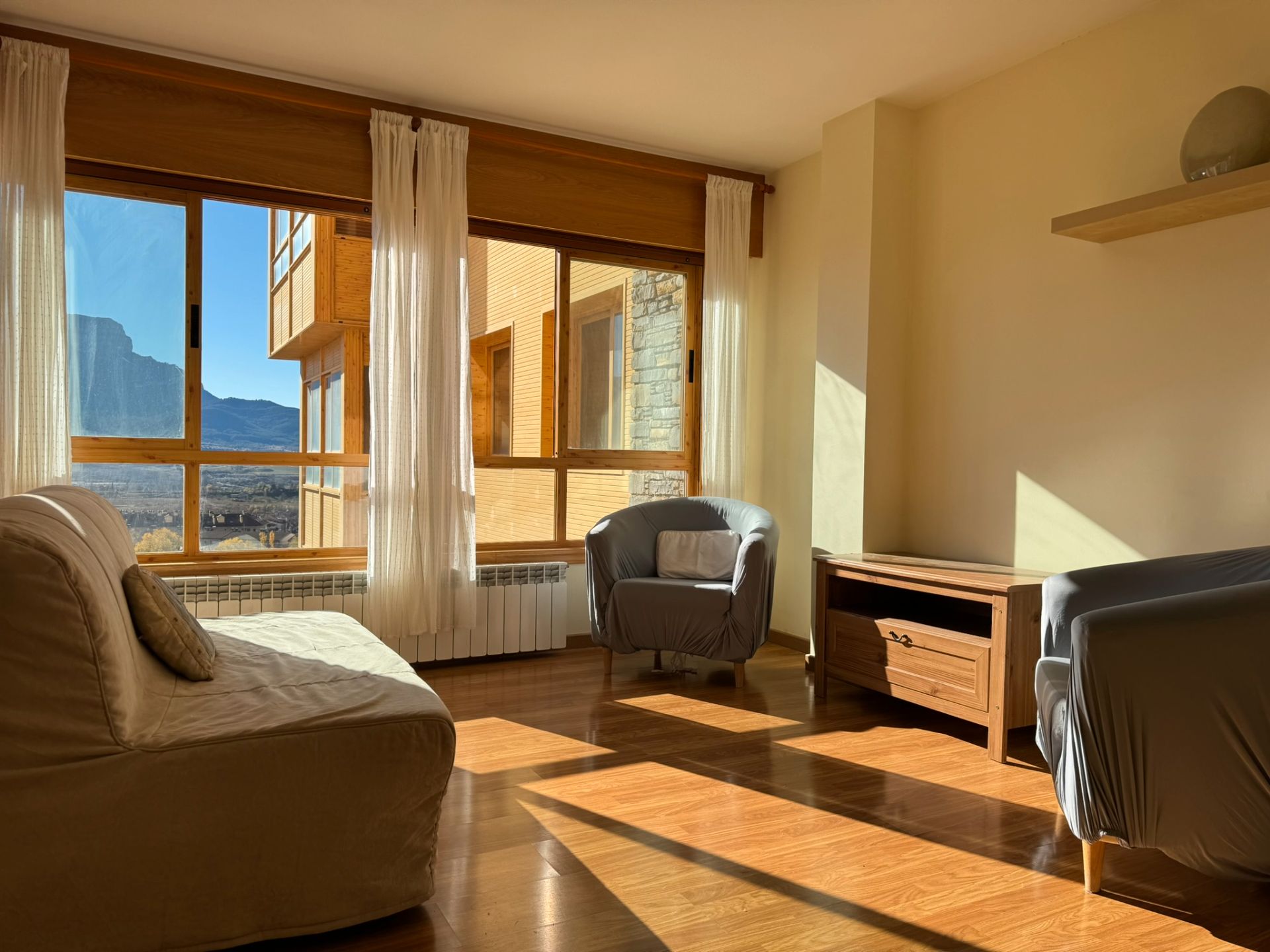 Dormitori de Apartament en venda en Jaca amb Calefacció, Parquet i Traster