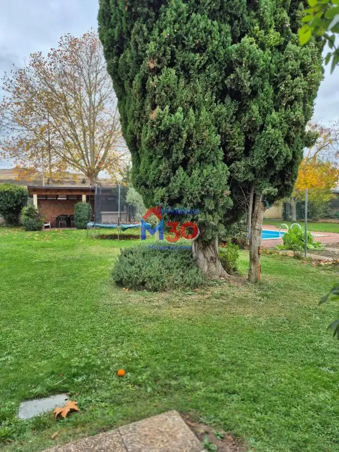 Jardí de Casa o xalet en venda en Miranda de Ebro amb Calefacció i Piscina