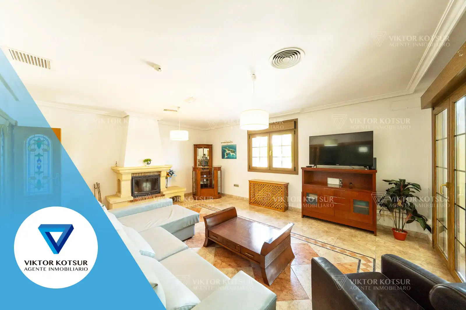 Sala d'estar de Casa o xalet en venda en Roquetas de Mar amb Aire condicionat, Calefacció i Jardí privat