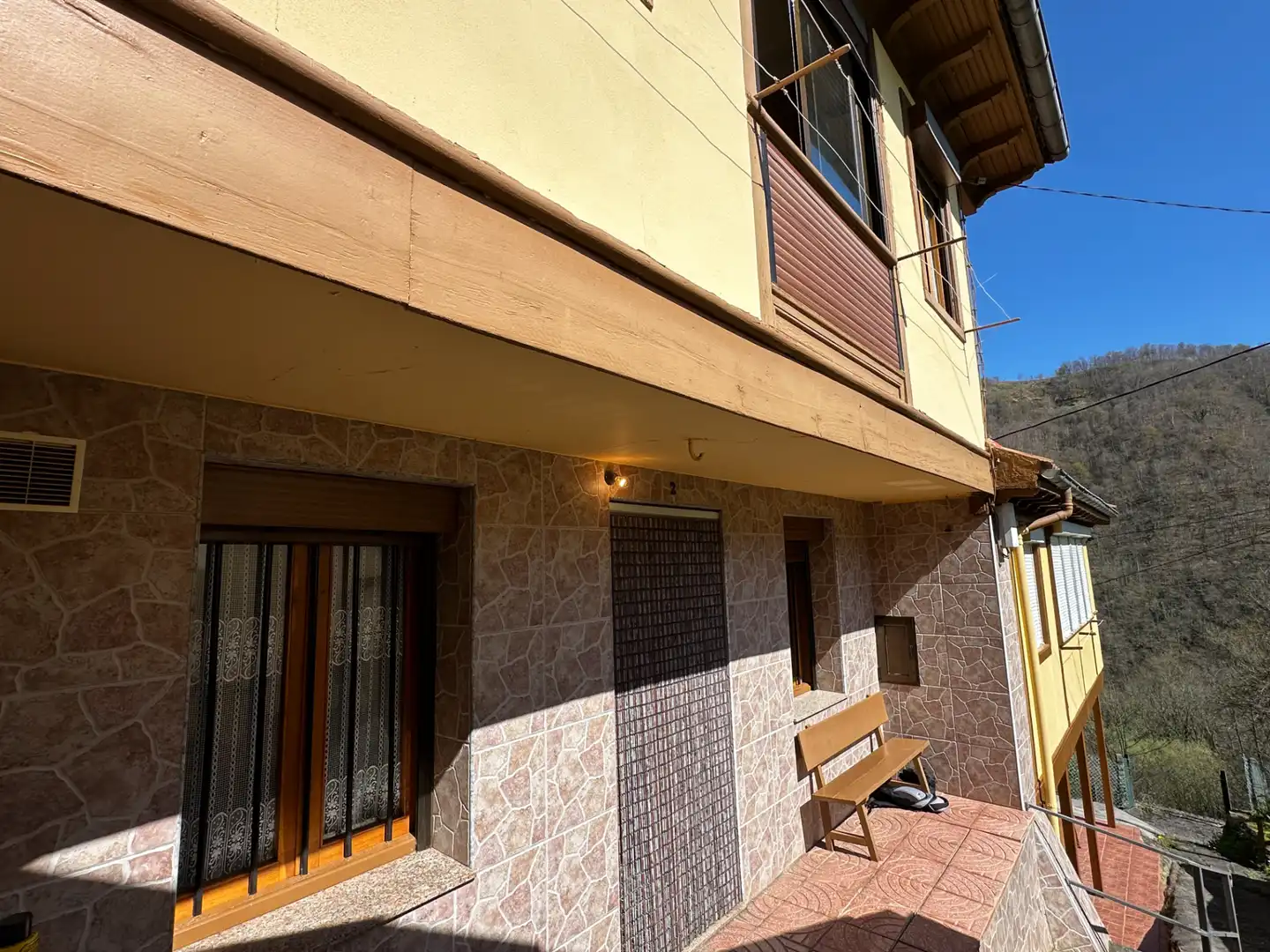 Vista exterior de Casa o chalet en venta en San Martín del Rey Aurelio con Jardín privado, Amueblado y Balcón