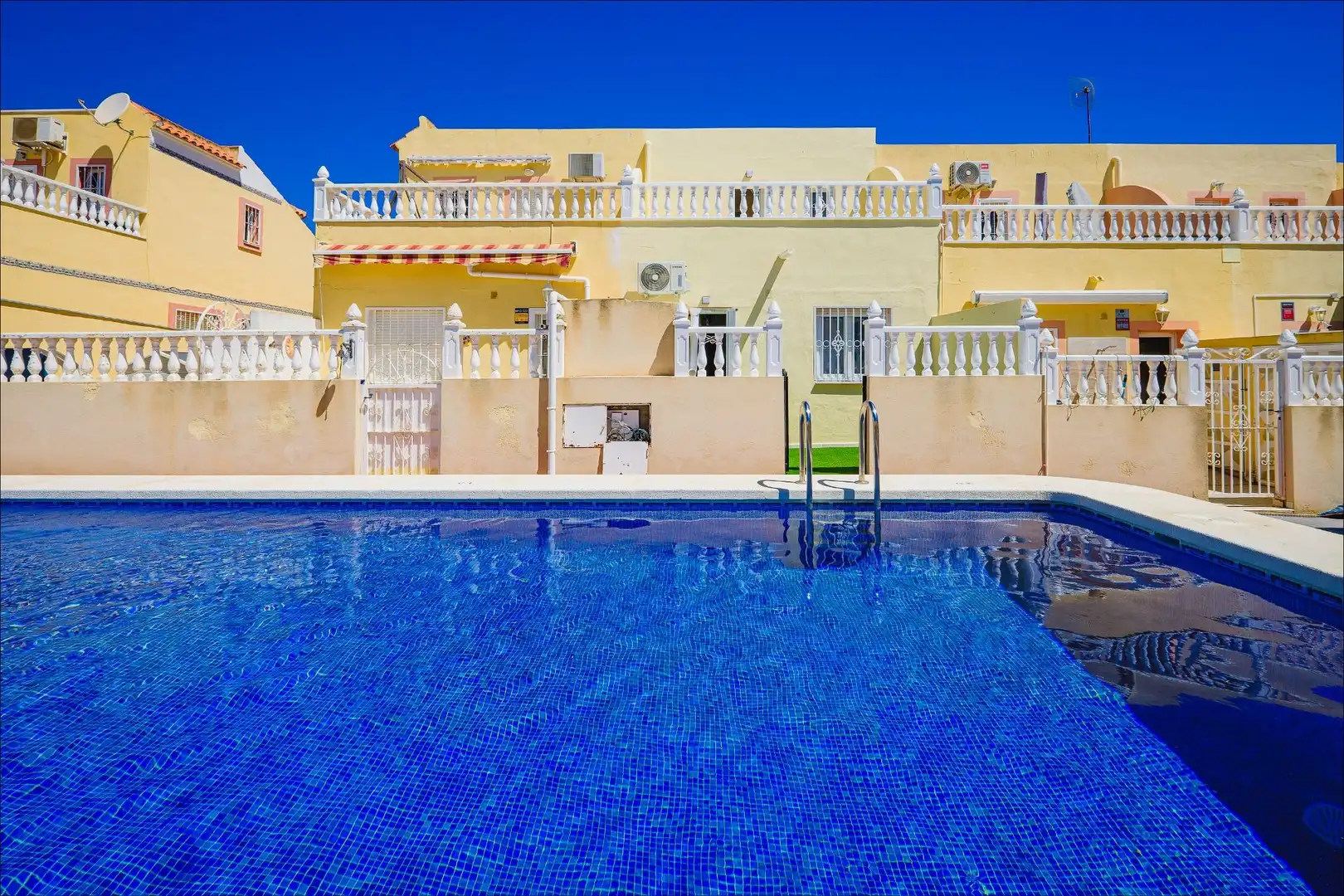 Piscina de Casa adosada en venta en Orihuela con Aire acondicionado, Calefacción y Jardín privado
