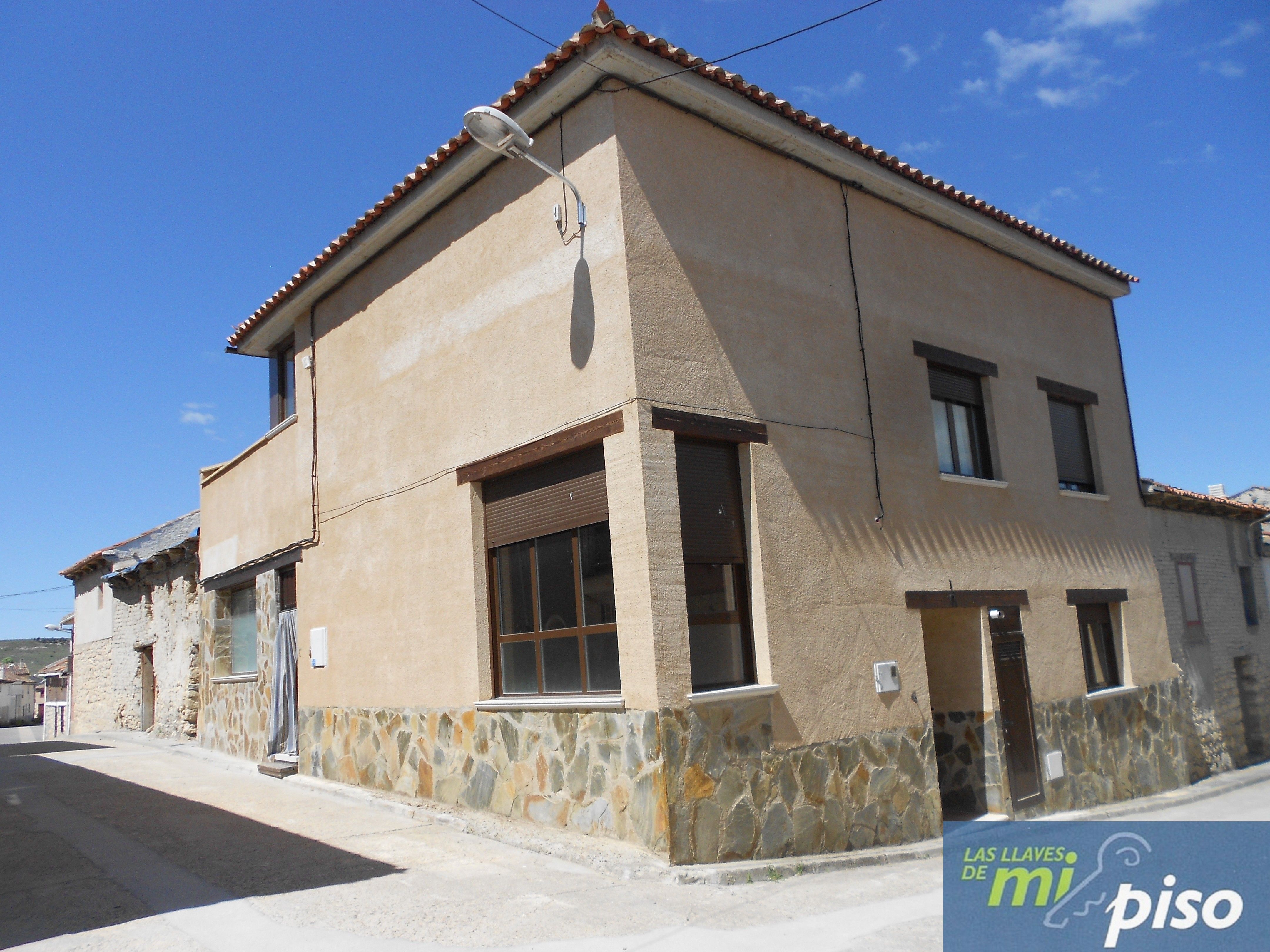 Exterior view of House or chalet for sale in Castrodeza  with Parquet flooring, Terrace and Storage room