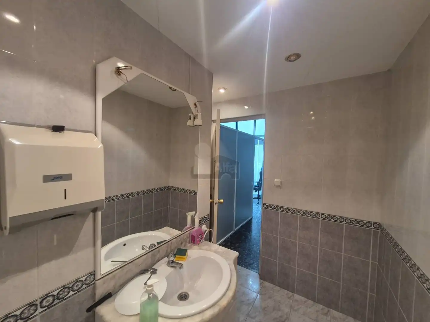 Badezimmer von Büro zur Miete in Patraix