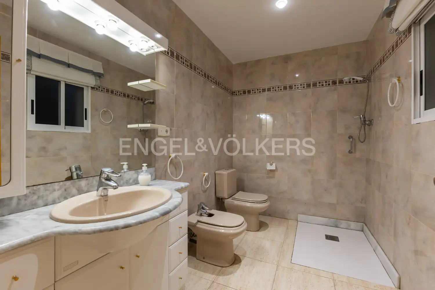 Baño de Finca rústica en venta en Piles con Aire acondicionado, Calefacción y Jardín privado
