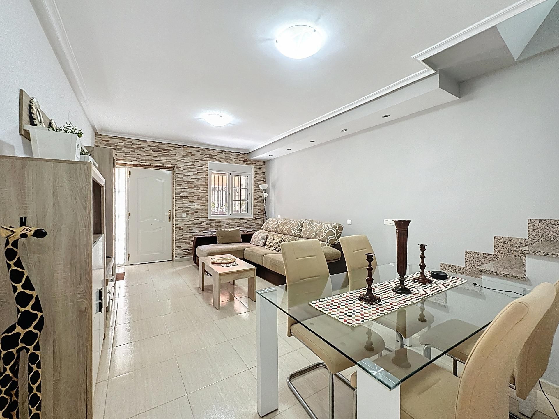 Sala d'estar de Casa adosada en venda en  Almería Capital amb Terrassa