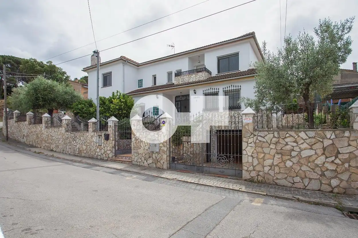 Vista exterior de Casa o xalet en venda en Tordera amb Calefacció, Terrassa i Piscina