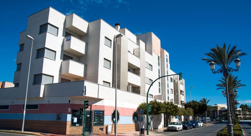 Vista exterior de Pis de lloguer en Roquetas de Mar amb Terrassa, Forn i Balcó