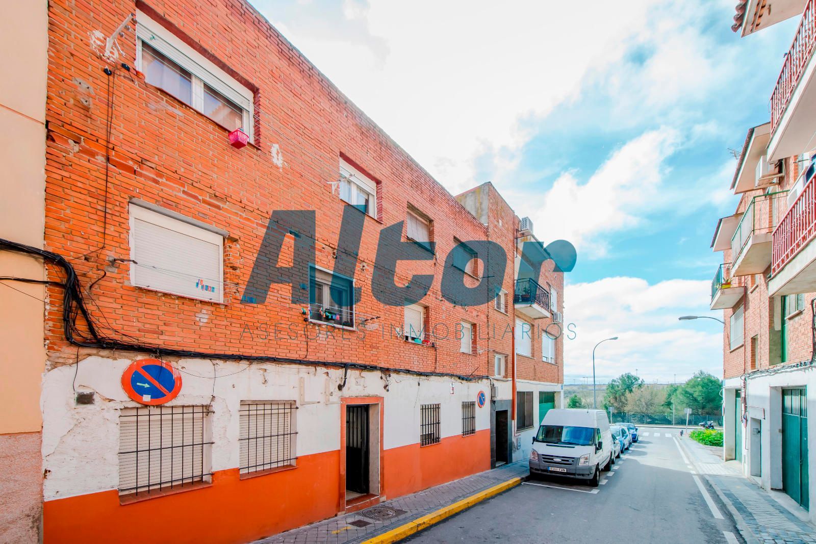 Vista exterior de Edifici en venda en Leganés