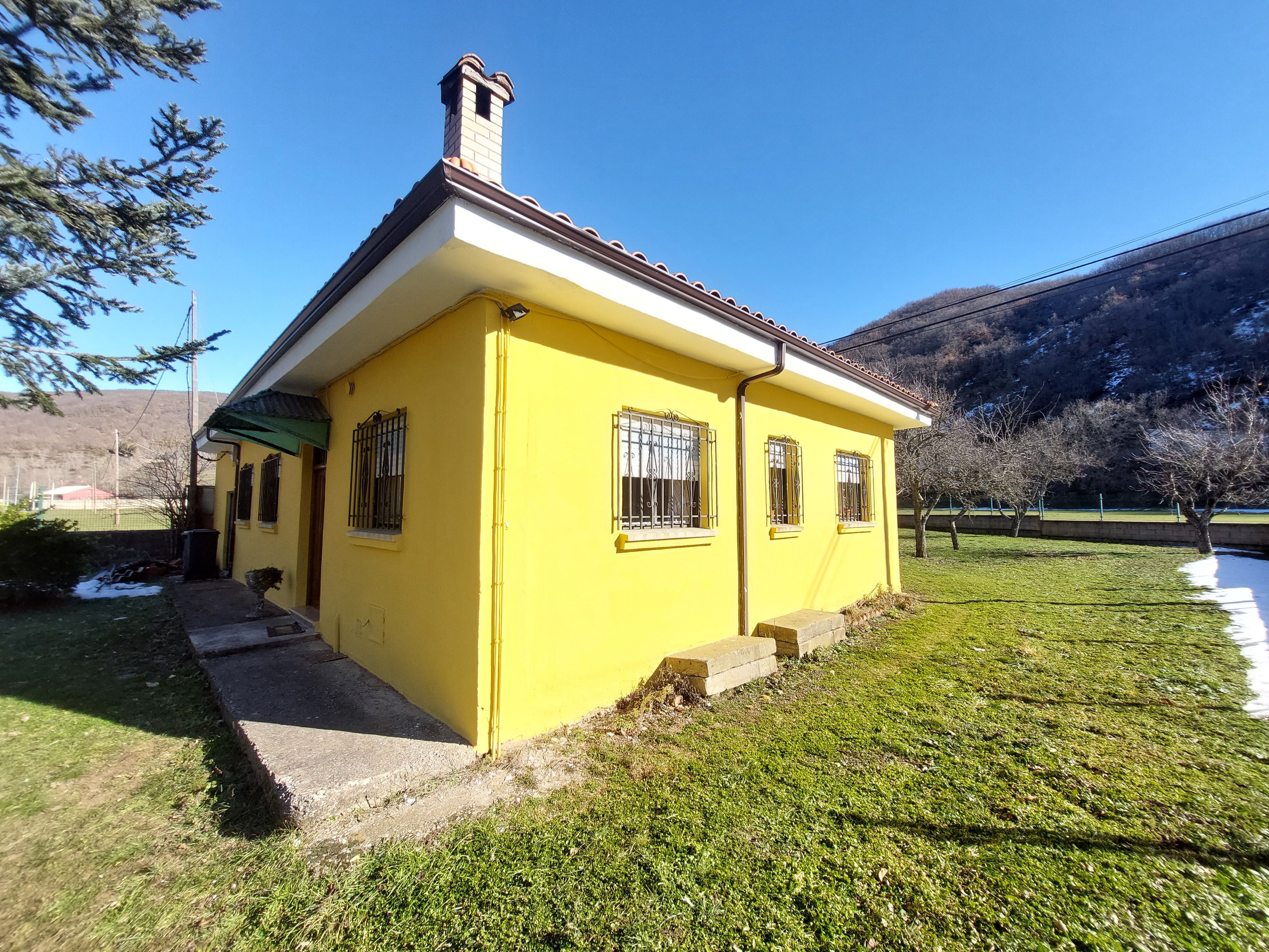 Vista exterior de Casa o xalet en venda en Matallana de Torío amb Calefacció i Jardí privat