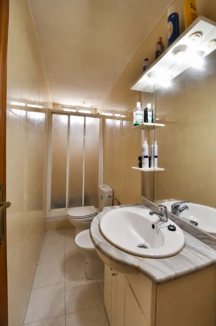 Baño de Piso en venta en Madrid con Calefacción, Parquet y Amueblado